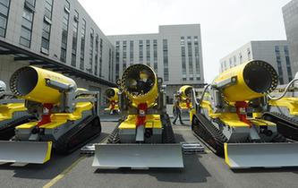 浙江杭州:新型消防机器人交付使用
