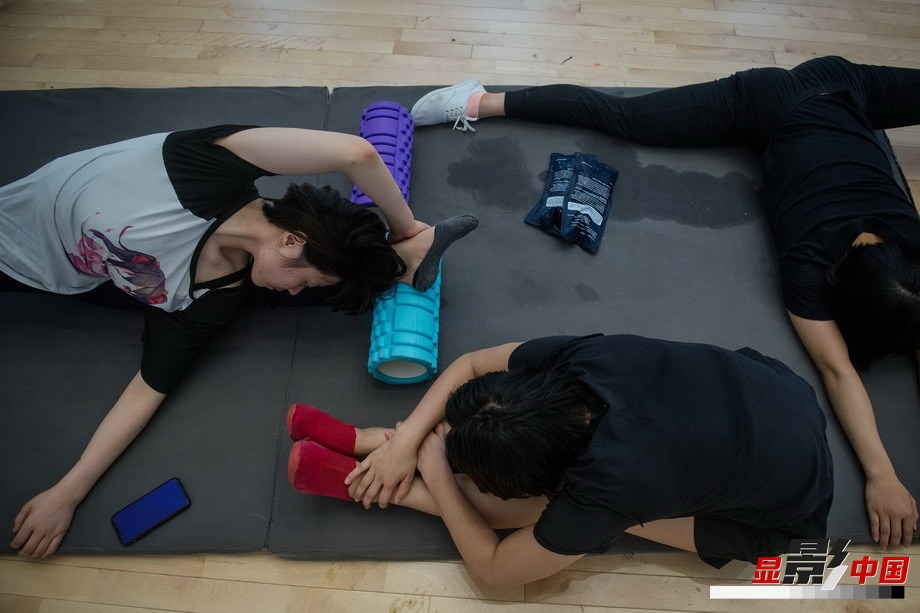 杂技团里的小精灵