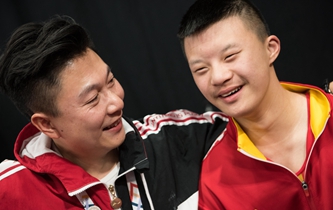 两个特奥的理想 一个家庭的坚守