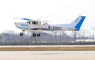 国产小鹰-700飞机成功首飞