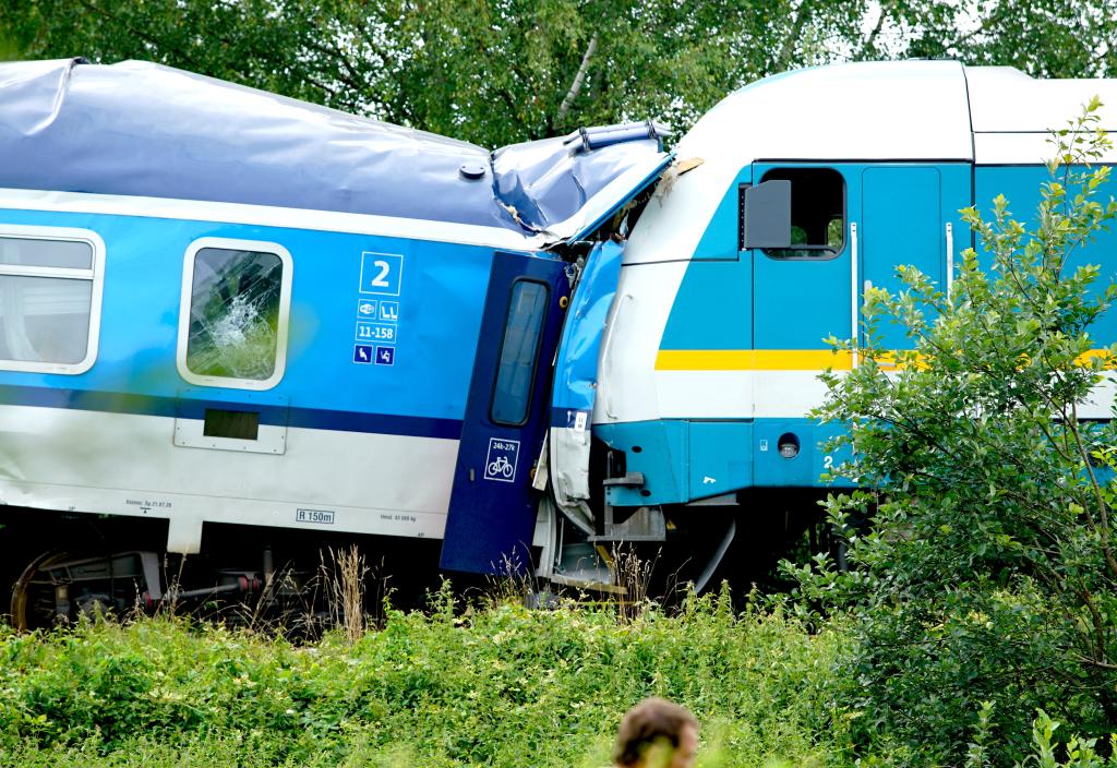 捷克发生火车相撞事故致3死数十伤