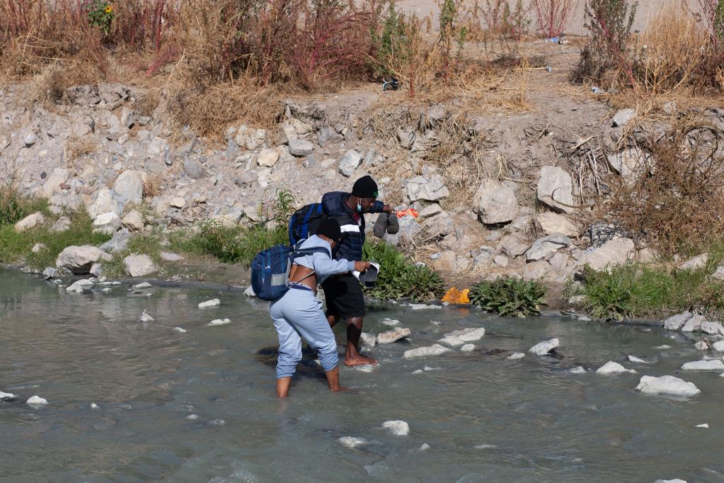 徘徊在美墨边境的移民