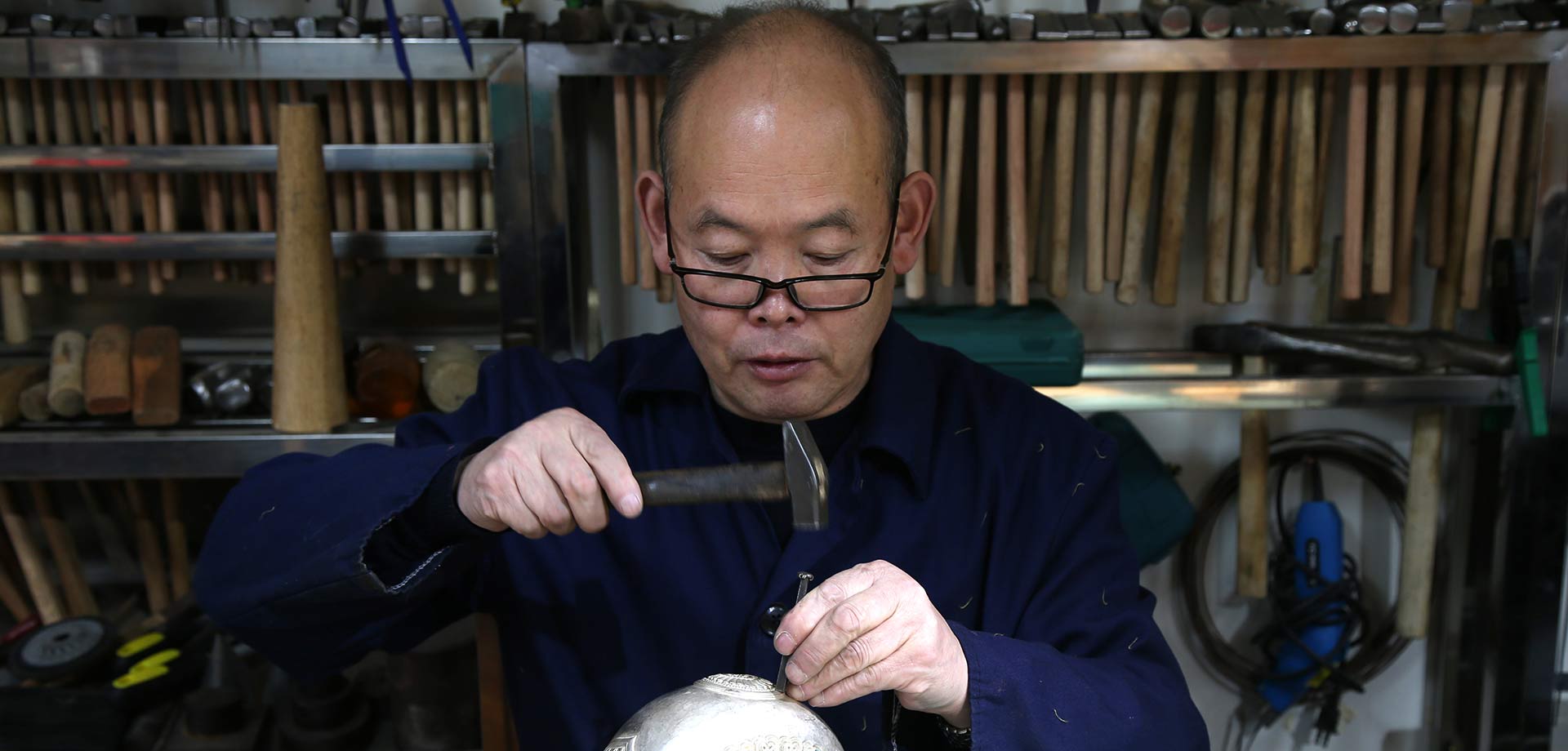 【显影中国】&ldquo;守艺人&rdquo;一锤一錾敲打出银铜器&ldquo;交响乐&rdquo;