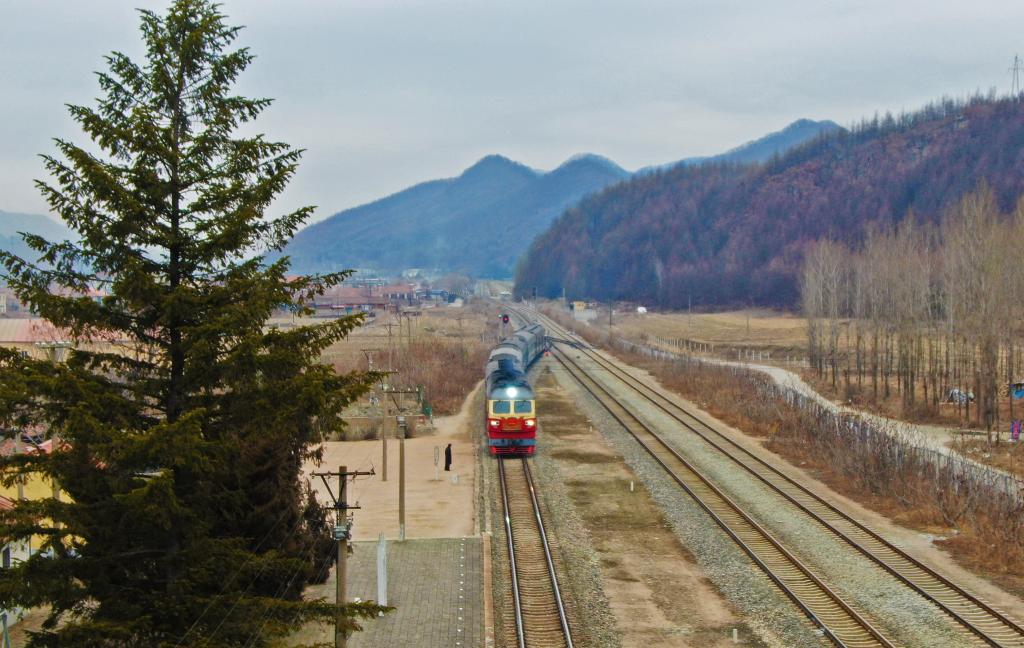 新华全媒+丨慢火车上的年货大集