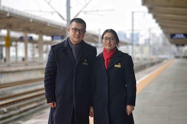 新华全媒+丨铁路“夫妻档”：同站上班难相聚 春运坚守为团圆