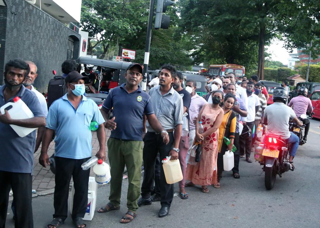斯里兰卡：排队购买燃料