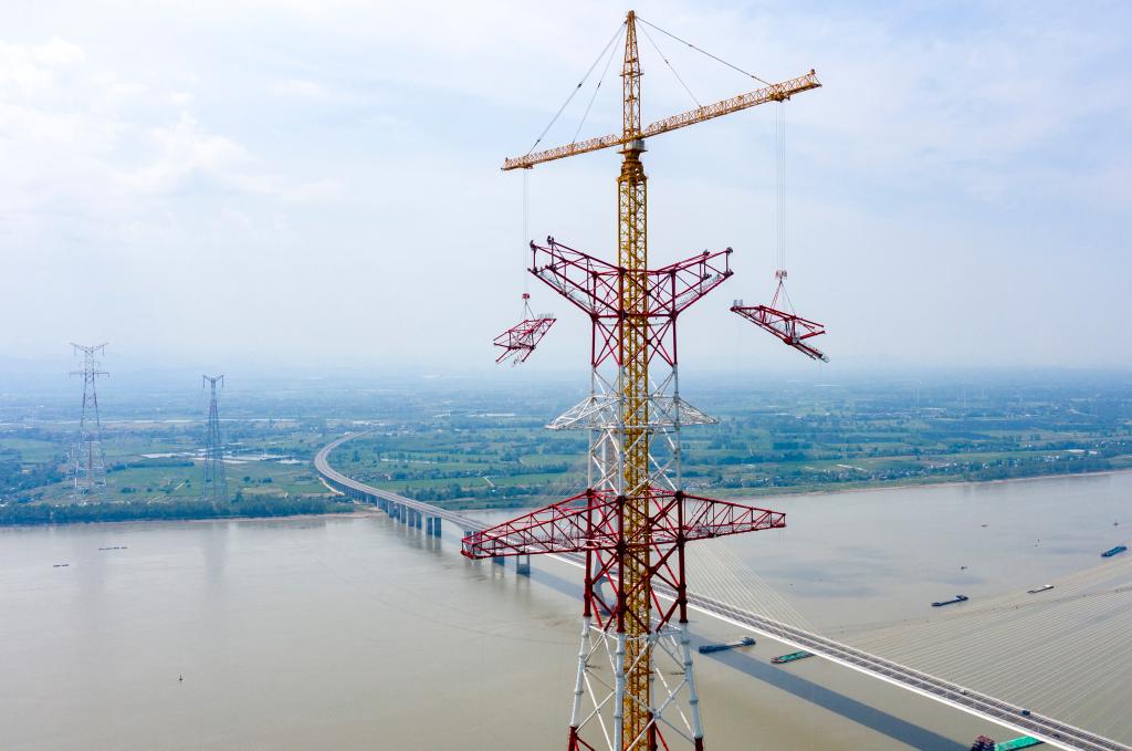 白鶴灘至浙江特高壓直流輸電工程安徽段長江跨越塔全部組立完成