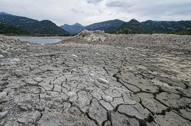 法国：严重干旱致湖泊水位下降