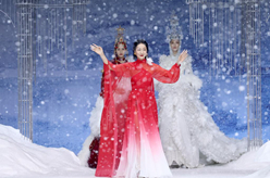 中国国际时装周（2023春夏系列）开幕秀在京举行