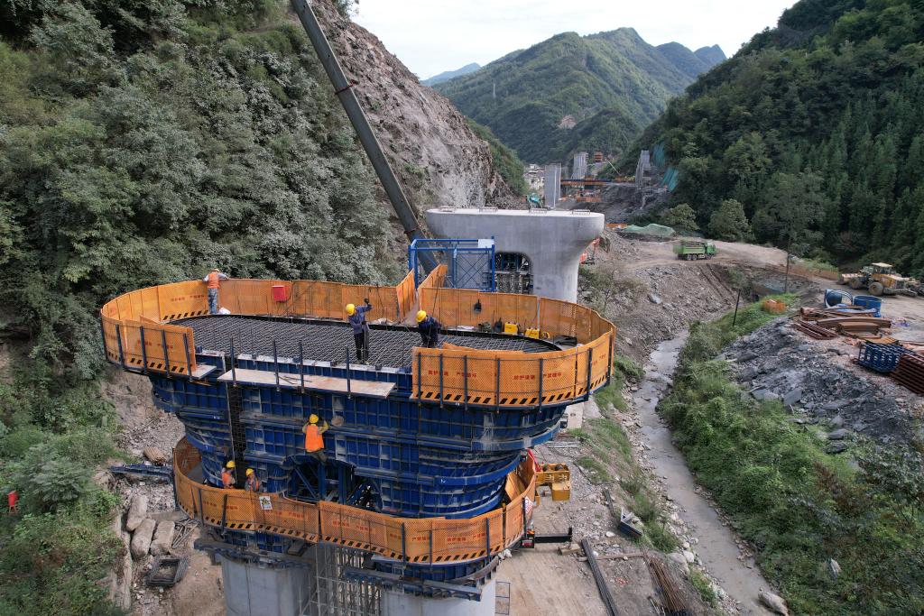 新华全媒+丨西康高铁建设有序推进