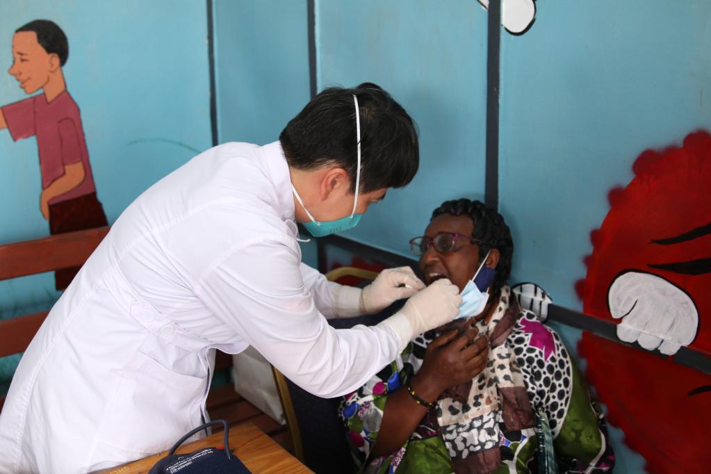 中国援卢旺达医疗队开展义诊活动