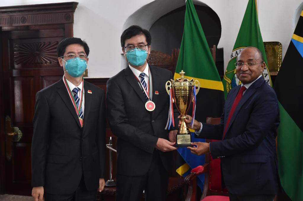 坦桑尼亚桑给巴尔总统向中国医疗队授奖