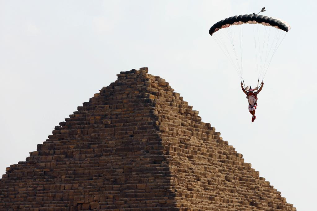 埃及举办第五届金字塔国际跳伞节