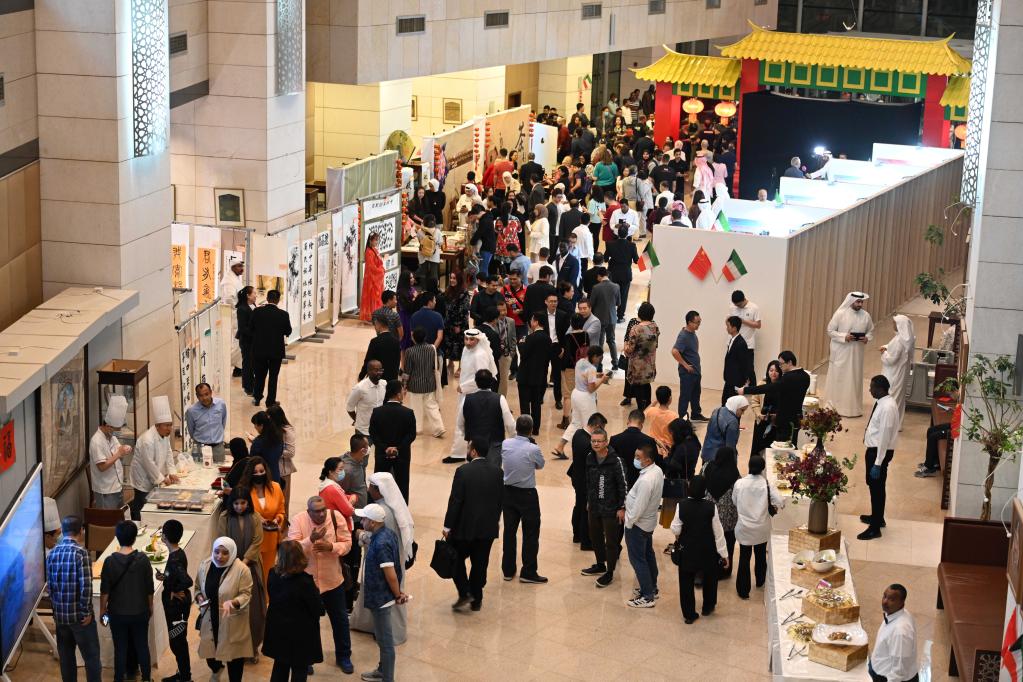 “新時代中國的非凡十年”圖片展暨中國電影美食文化節在科威特舉行