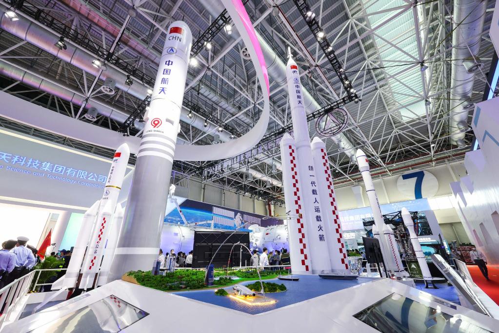新华全媒+丨中国新一代运载火箭模型及发动机实物亮相中国航展