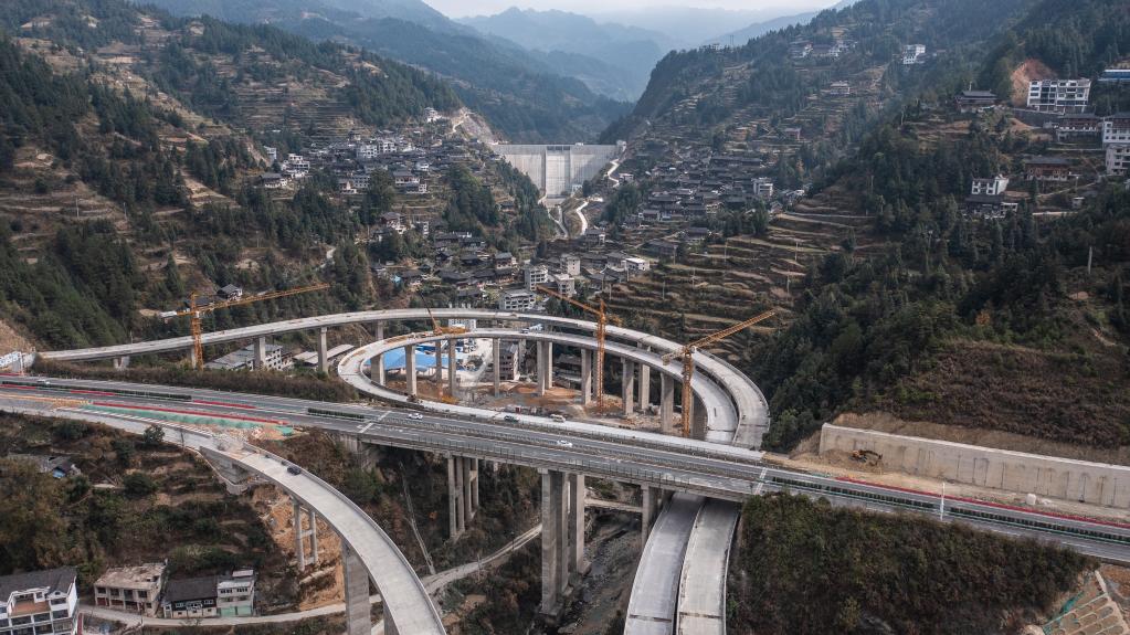 贵州：雷榕高速建设有序推进