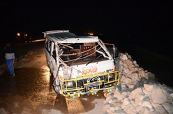 巴基斯坦南部一客车坠沟致20死13伤