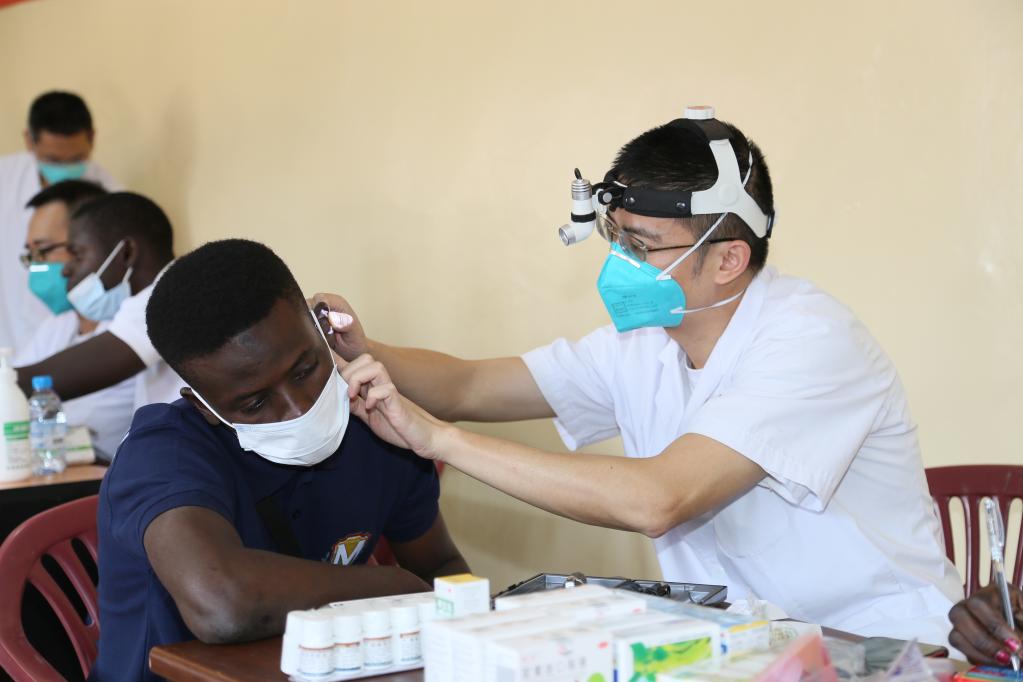 中国援塞内加尔医疗队在塞首都进行义诊活动