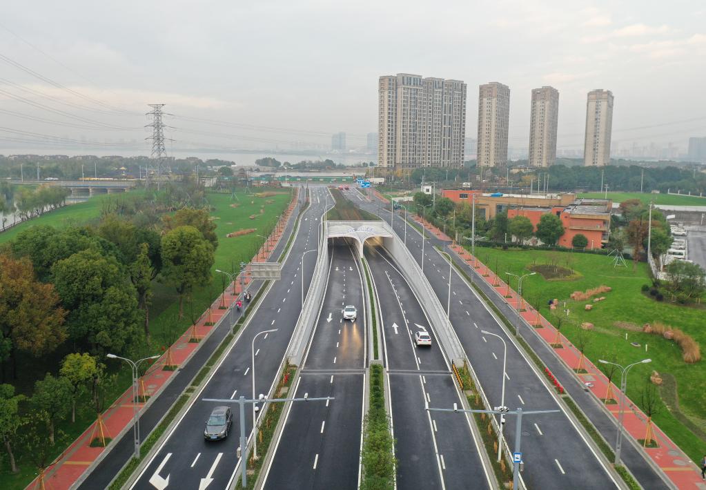 江苏苏州：下穿通航运河异型双层隧道建成通车