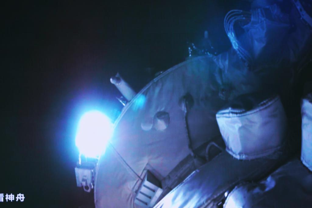 新华全媒+丨神舟十五号载人飞船与空间站组合体完成自主快速交会对接