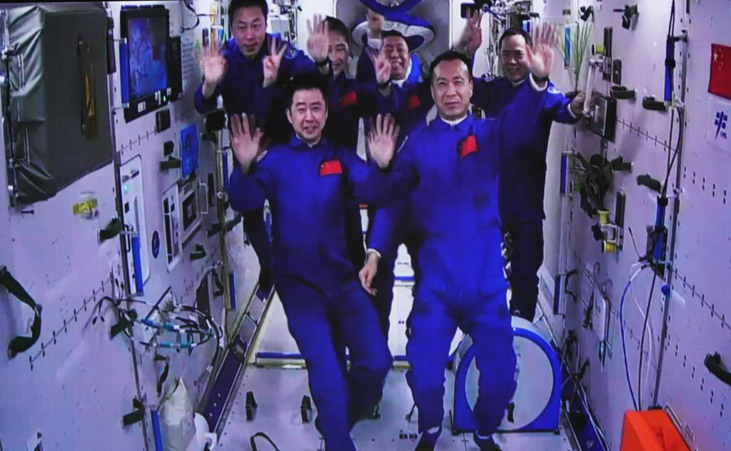 新华全媒+丨神舟十五号3名航天员顺利进驻中国空间站 两个航天员乘组首次实现“太空会师”
