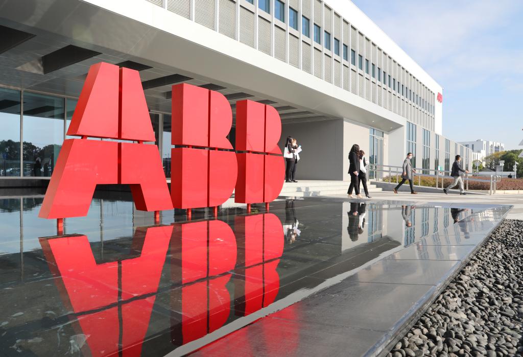 新华全媒+丨ABB全球最大机器人超级工厂在沪投产