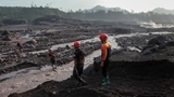 印尼塞梅鲁火山喷发 近两千人被紧急疏散