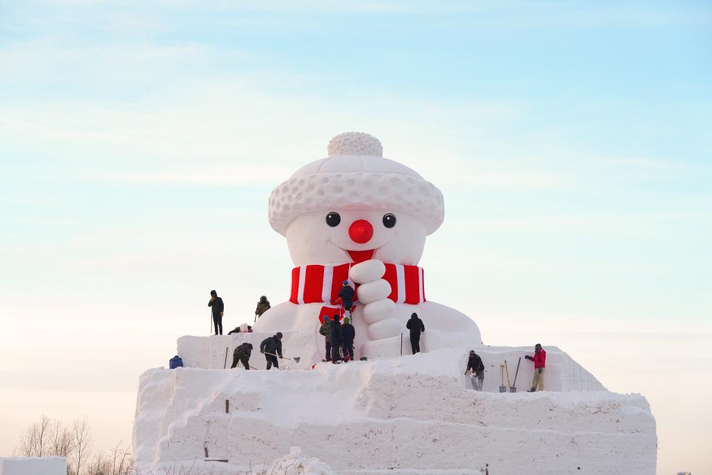 哈爾濱：松花江畔搭起18米高大雪人