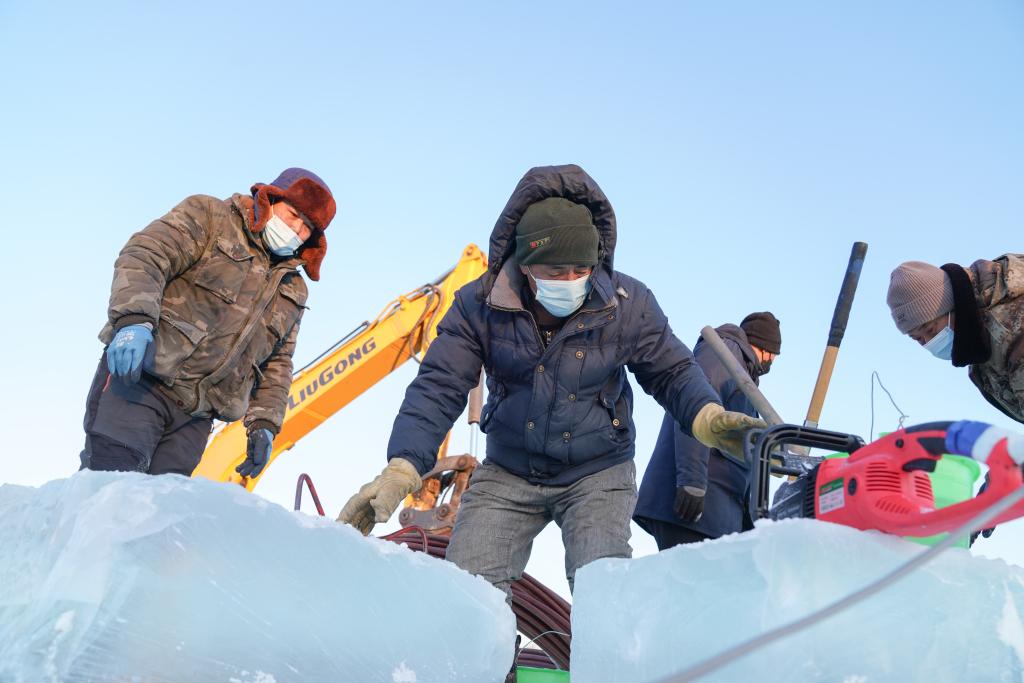 哈尔滨冰雪大世界冰建施工总体进度过半