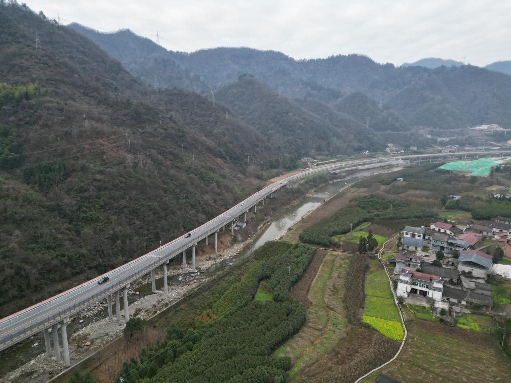 陕西：宁陕至石泉高速公路建成通车