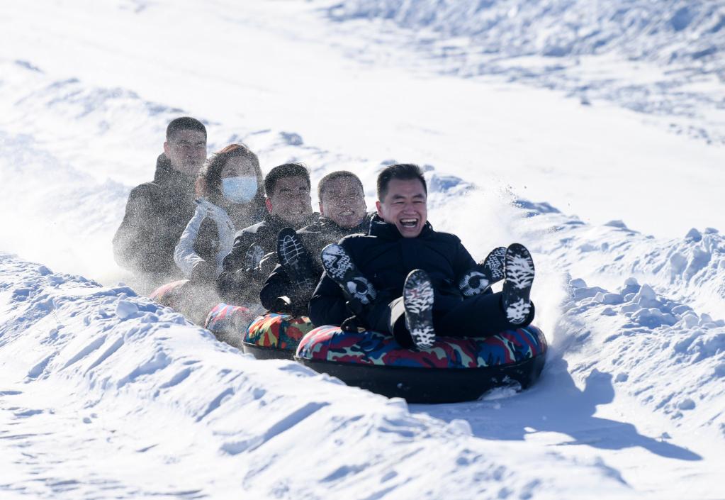 新疆：乐享冰雪