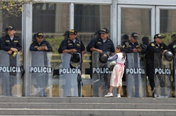 秘鲁国防部长宣布全国进入紧急状态