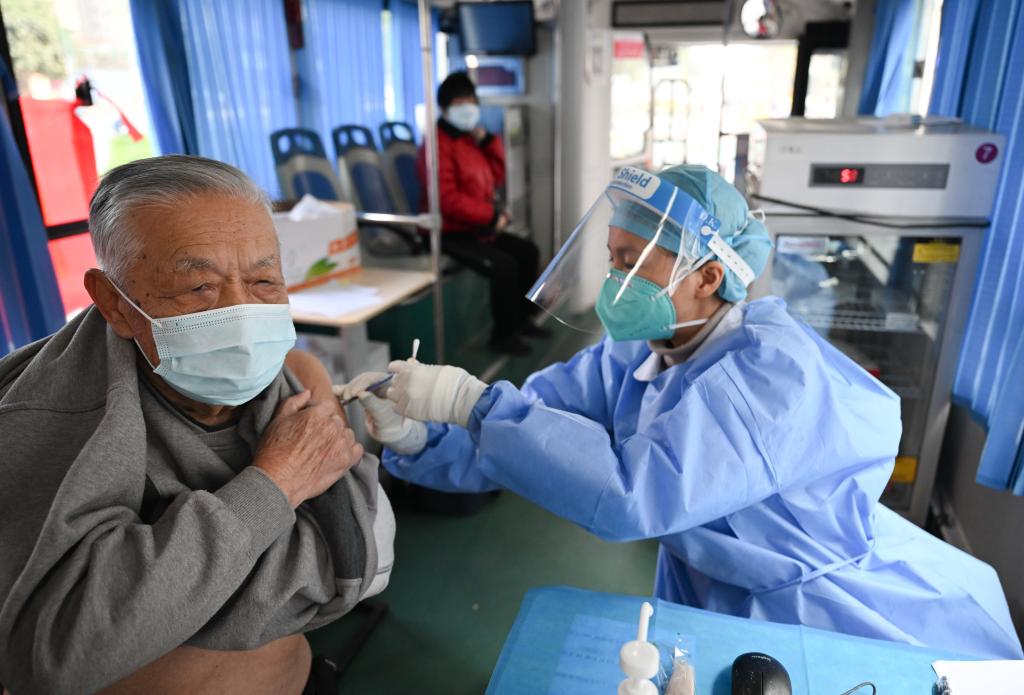 新华全媒+丨广州、合肥等地持续推进老年人新冠疫苗接种工作