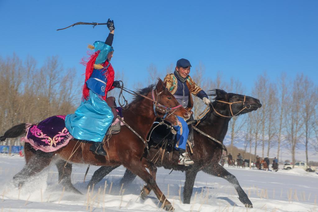 新疆雪原上的“姑娘追”