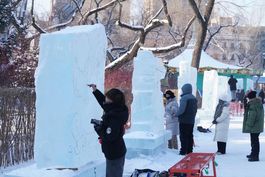 全国大学生冰雕艺术设计创作大赛开铲