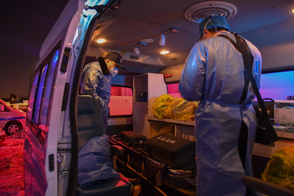 新华全媒+丨跨年夜救护车：在抢救生命的路上疾驰