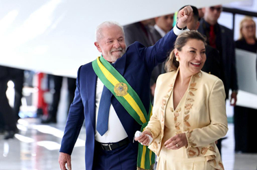 卢拉宣誓就任巴西总统 强调团结和重建