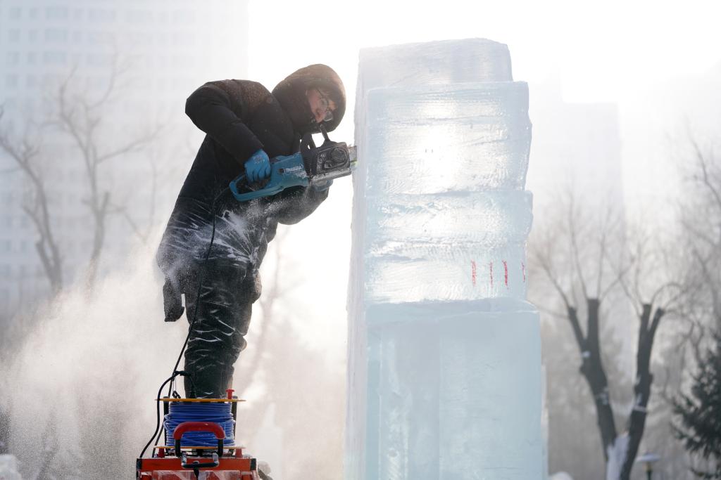 第42届全国专业冰雕比赛哈尔滨开铲