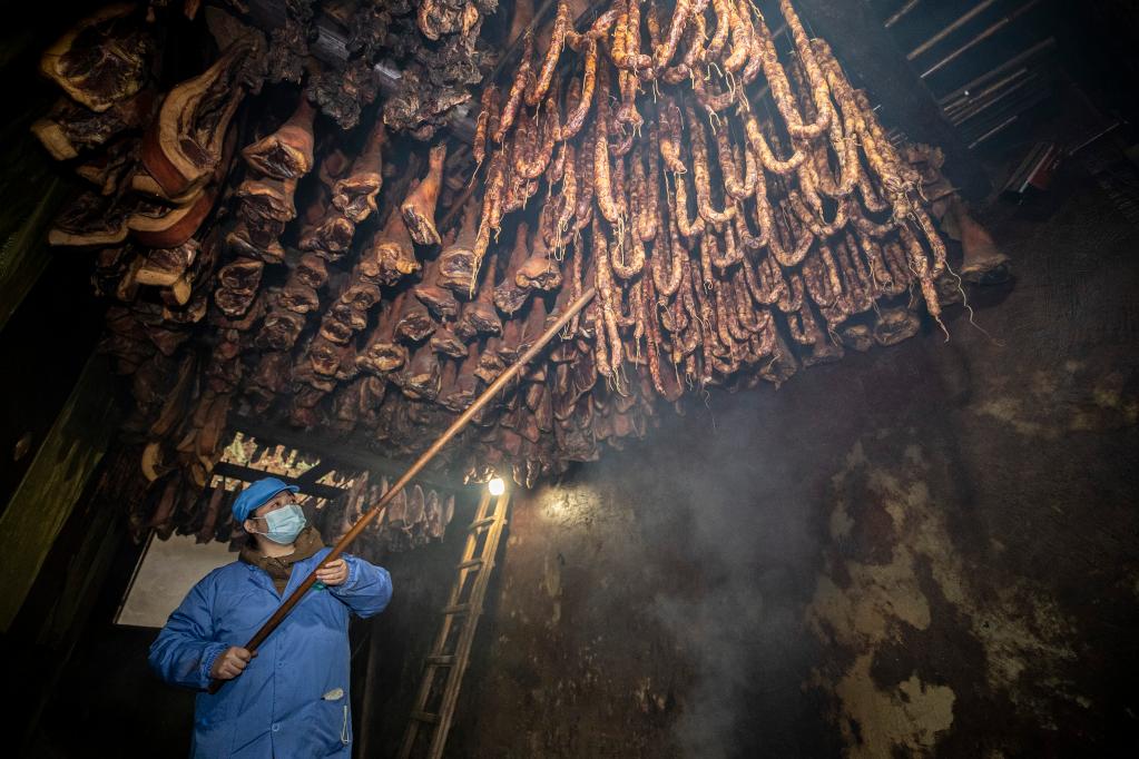 重庆城口：“老腊肉” 成乡村特色致富“新产业”