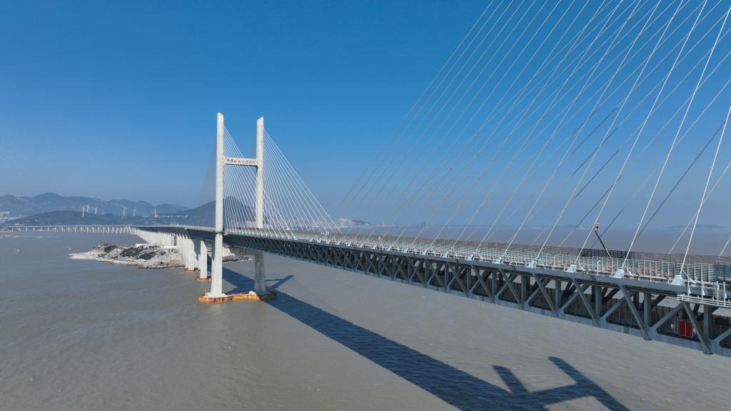 新華全媒+丨守護跨海大橋的春運