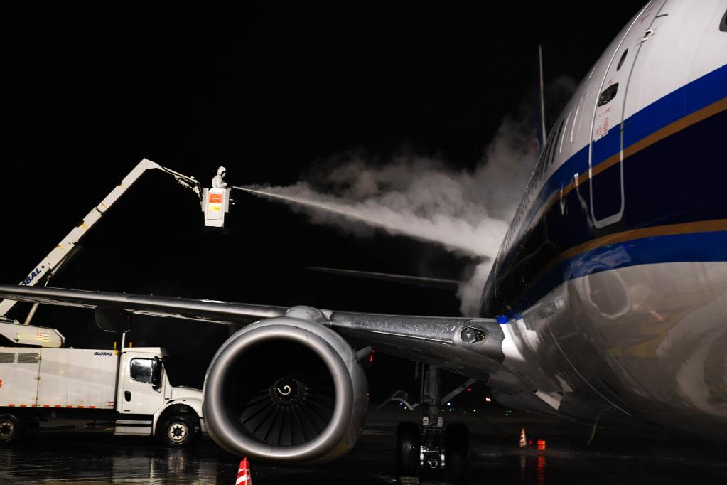 新華全媒+·新春走基層丨嚴寒下的航班守護者——走近深夜裏的飛機“除冰師”