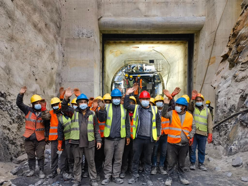 中企承建的尼泊尔塔纳湖水电站第2标段项目完成尾水洞衬砌混凝土浇筑