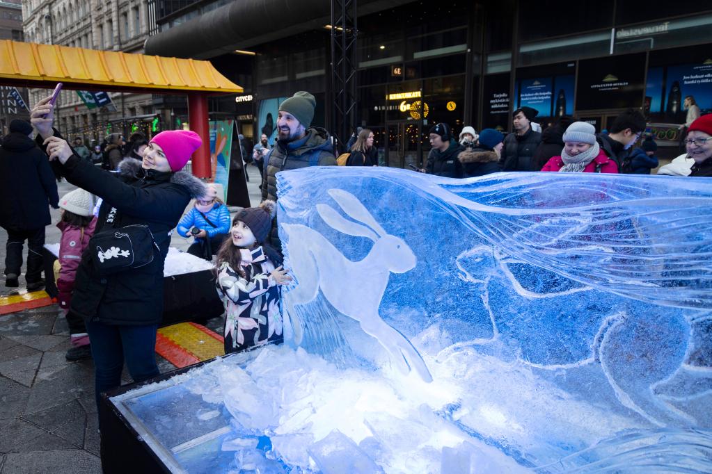 赏冰雕舞龙狮 芬兰多彩活动迎中国新年