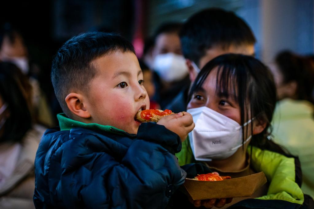 新华全媒+丨镜头里的中国年——享美食 过大年