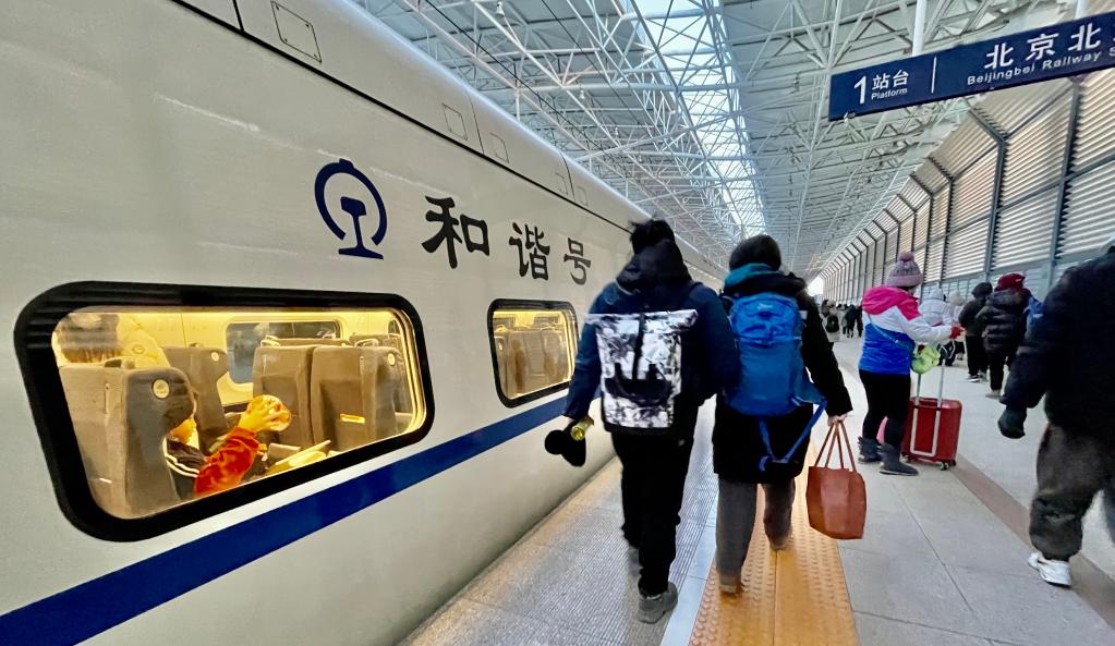 京张高铁成为春节假期旅游热线