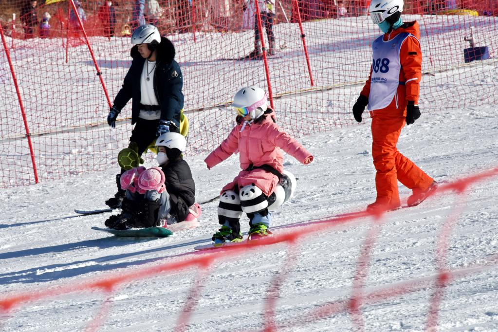 山东青岛：假期滑雪消费持续火爆