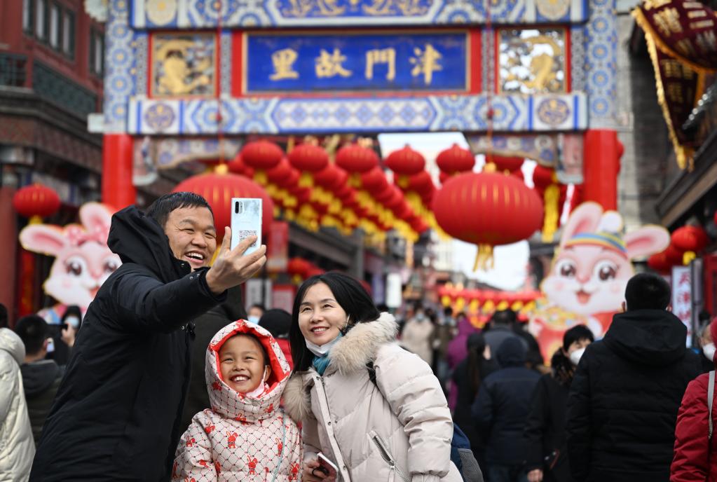 新華全媒+丨鏡頭裏的中國年——年味濃 消費旺