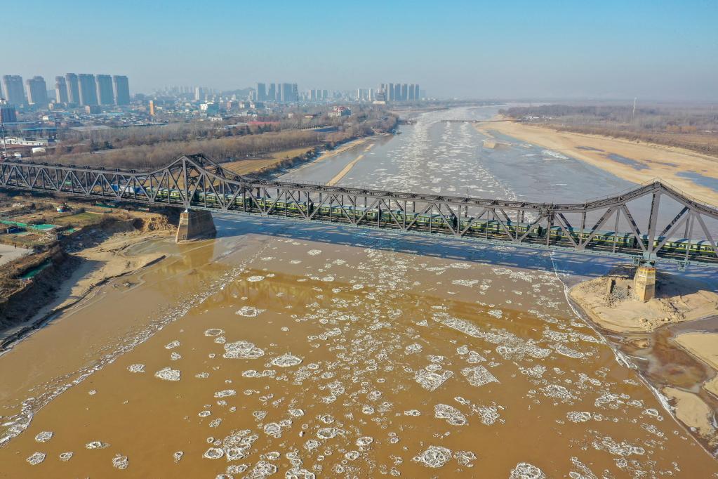 黄河济南段出现今冬首次淌凌