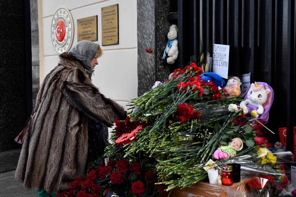 莫斯科民众悼念土耳其南部强震遇难者