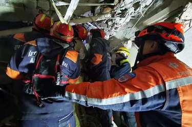中土救援队联手救出一名地震幸存者